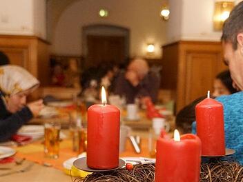 Die Aktion des Reiseb&uuml;ros, f&uuml;r die "Tafel" und f&uuml;r Bewohner des Heilp&auml;dagogischen Zentrums Lichtenfels ein Essen zu spendieren, w&auml;rmte die Herzen der G&auml;ste an diesem Abend in der Vorweihnachtszeit. Fotos: Mario Deller