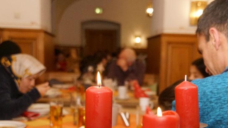Die Aktion des Reiseb&uuml;ros, f&uuml;r die "Tafel" und f&uuml;r Bewohner des Heilp&auml;dagogischen Zentrums Lichtenfels ein Essen zu spendieren, w&auml;rmte die Herzen der G&auml;ste an diesem Abend in der Vorweihnachtszeit. Fotos: Mario Deller
