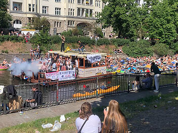 Wasser-Demonstration mit Booten
