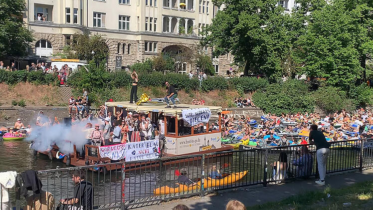 Wasser-Demonstration mit Booten