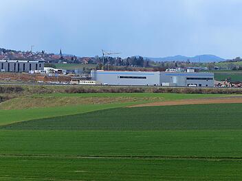 Die Hülle für das Amazon-Versandzentrums im Gewerbegebiet an der A71 bei Oerlenbach steht schon. Im Hintergrund der Ort Eltingshausen.  Foto: Hans-Peter Hepp