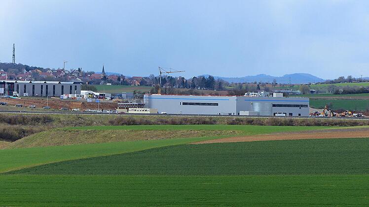 Die Hülle für das Amazon-Versandzentrums im Gewerbegebiet an der A71 bei Oerlenbach steht schon. Im Hintergrund der Ort Eltingshausen.  Foto: Hans-Peter Hepp