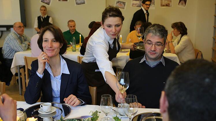 Die auszubildende Restaurantfachfrau Beatrice Christ während der Stadtmeisterschaft in Aktion  Fotos: Barbara Herbst