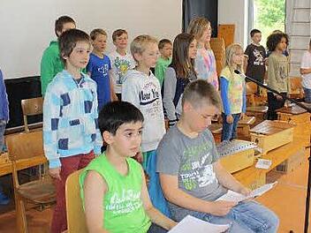 Die Orff-Gruppe bei den Proben für die Premiere am Donnerstag: Die Schüler zeigen die szenische Umsetzung eines Kinderbuchs von Tina Rau. Foto: Sonja Werner