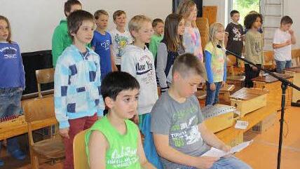 Die Orff-Gruppe bei den Proben für die Premiere am Donnerstag: Die Schüler zeigen die szenische Umsetzung eines Kinderbuchs von Tina Rau. Foto: Sonja Werner