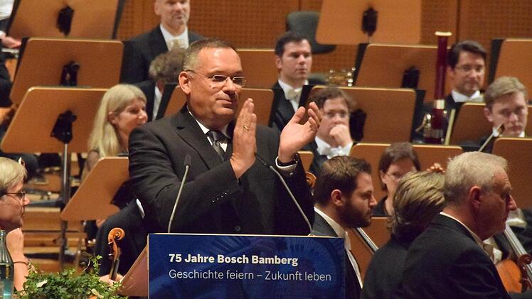 Bambergs kaufmännischer Werkleiter Hans Hoffmann spendete in seiner Begrüßungsansprache den Mitarbeitern Applaus. Foto: Ronald Rinklef