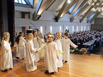 Oben tanzten die Engelchen in der Eltmanner Stadthalle, drunten amüsierten sich die Senioren.  Foto: Sabine Weinbeer