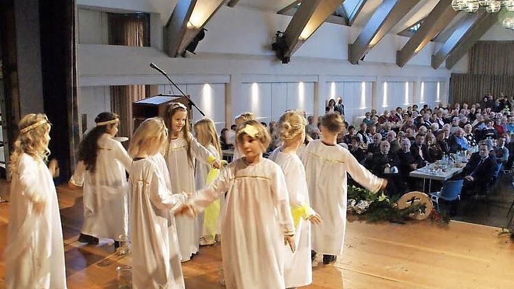 Oben tanzten die Engelchen in der Eltmanner Stadthalle, drunten amüsierten sich die Senioren.  Foto: Sabine Weinbeer