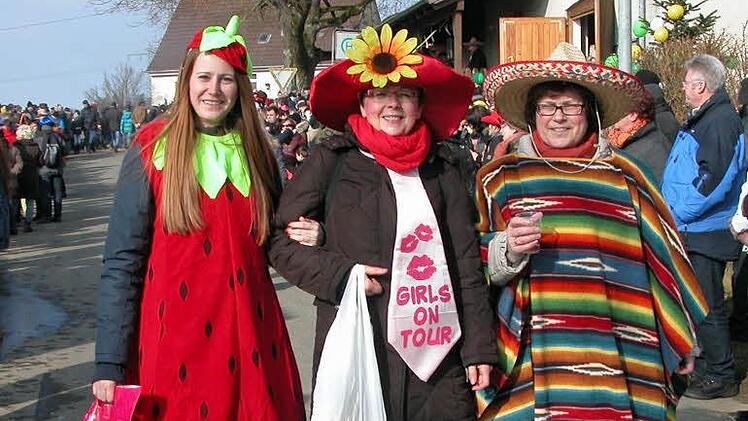 Ausnahmezustand in Weischau: Der einst "kleinste Faschingsumzug" der Welt hat sich längst zu einer echten Konkurrenz für den Coburger Gaudiwurm entwickelt. Foto: Klaus Olezner