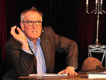 Der Bestsellerautor Jörg Maurer war zu Gast beim Kulturamt Haßfurt und erfreute seine Zuhörer in der vollbesetzten Rathaushalle mit Auszügen aus seinem neuesten Buch "Der Tod greift nicht daneben" und kabarettistischen Einlagen. Foto: Ulrike langer