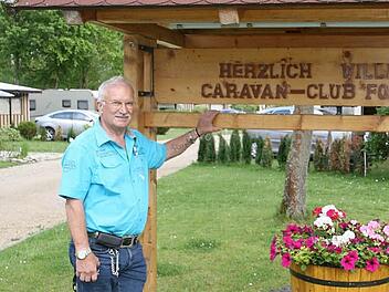 Günter Kramer begrüßt die Besucher am Eingang der Forchheimer Campinganlage.  Foto: Sylvia Hubele