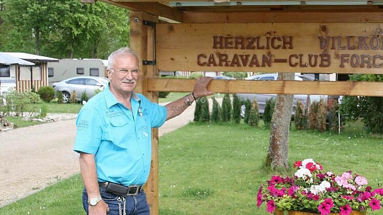 Günter Kramer begrüßt die Besucher am Eingang der Forchheimer Campinganlage.  Foto: Sylvia Hubele