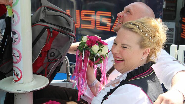 Hochzeit auf der Bergkerwa: Christian Stenz und Daniela Doppel aus Erlangen heirateten auf der Bergkirchweih 2015 Foto: Christian Bauriedel
