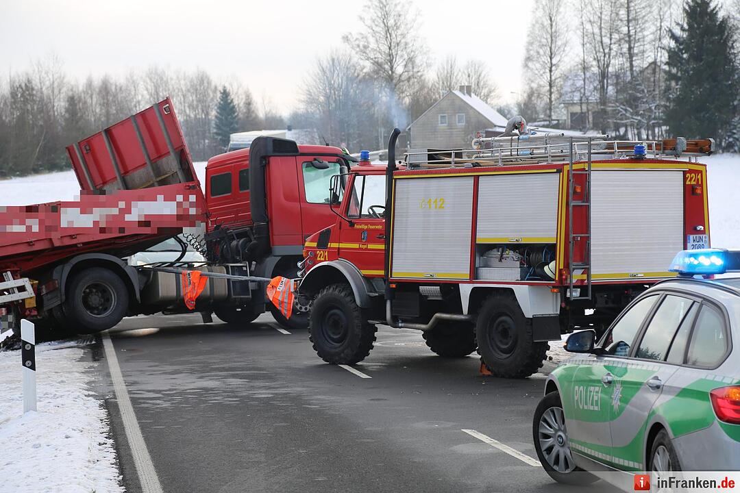 Lkw rutscht in Böschung