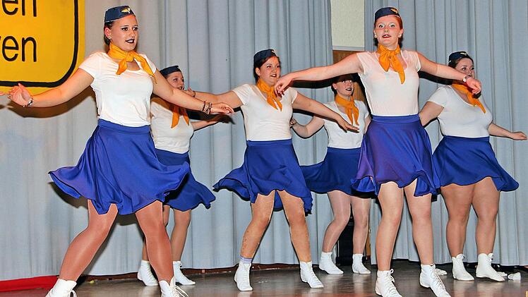 Der Tanz der Stewardessen zeigte, dass die Damen mehr können, als nur im Flugzeug das Essen servieren. Foto: Dieter Britz