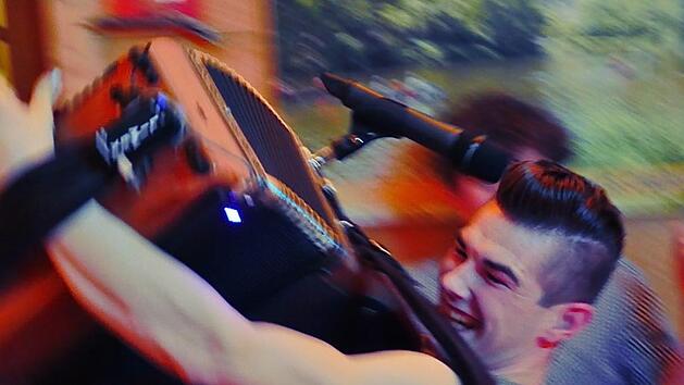 Fetzig geht's bei den Auftritten der Band zu - hier Dominik Wachter mit seinem Akkordeon. Der 24-J&auml;hrige schreibt selbst auch Lieder und Texte. F&uuml;r eine eigene CD seien es jedoch derzeit noch zu wenig, sagt er. Aber was nicht ist, kann ja noch werden. Foto: privat