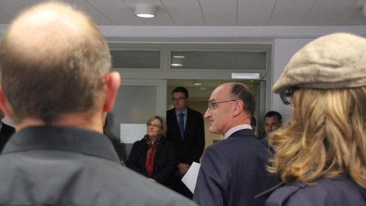 Landrat Wilhelm Schneider besuchte mit dem Jugendhilfeausschuss das neue Familienzentrum.