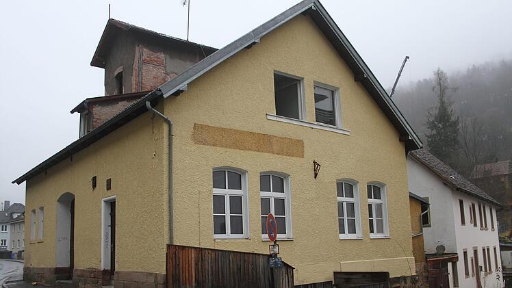 Die Entkernung des alten Gebäudes ist bereits vollzogen, nach den Feiertagen erfolgt der Abriss. Foto: Sonny Adam