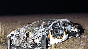 T&ouml;dlicher Unfall im Kreis Ansbach: Junge Autofahrerin prallt gegen Baum und stirbt - Auto geht in Flammen auf