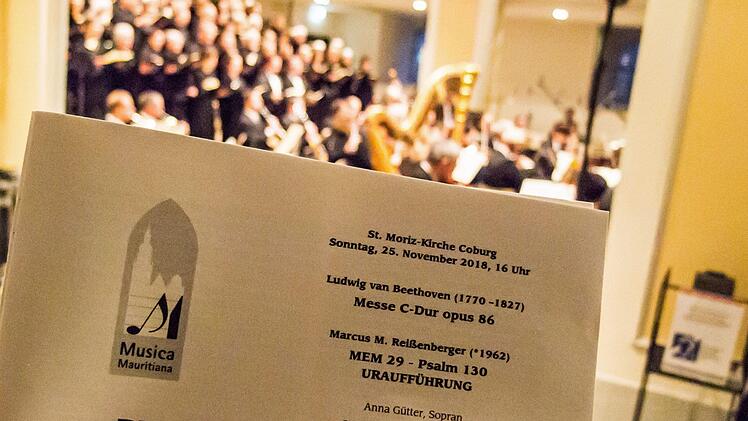 Großer Andrang in St. Moriz: Der Coburger Bachchor sang die Uraufführung des 130. Psalms in der Vertonung von Marcus M. Reißenberger.Foto: Jochen Berger