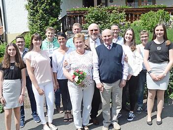 Große Gratulationscour zur goldenen Hochzeit von Dora und Otto Vießmann (vorne, Mitte) mit Bürgermeister Egon Herrmann und weiteren Gratulanten im Familienkreis Foto: Karl-Heinz Hofmann