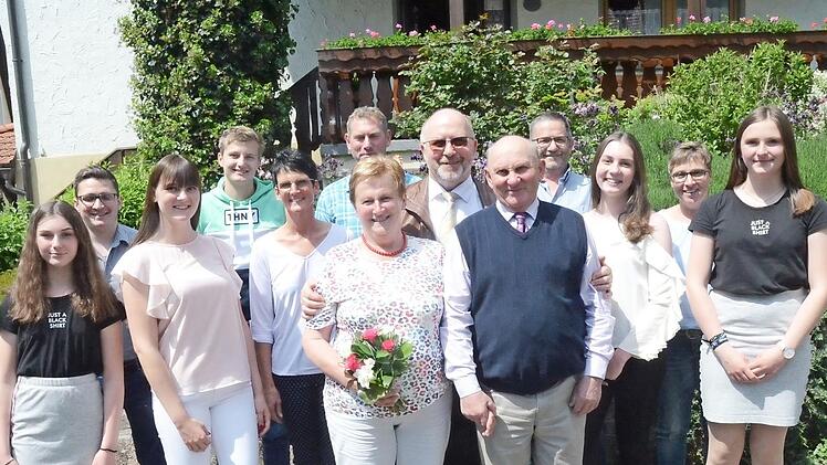 Große Gratulationscour zur goldenen Hochzeit von Dora und Otto Vießmann (vorne, Mitte) mit Bürgermeister Egon Herrmann und weiteren Gratulanten im Familienkreis Foto: Karl-Heinz Hofmann