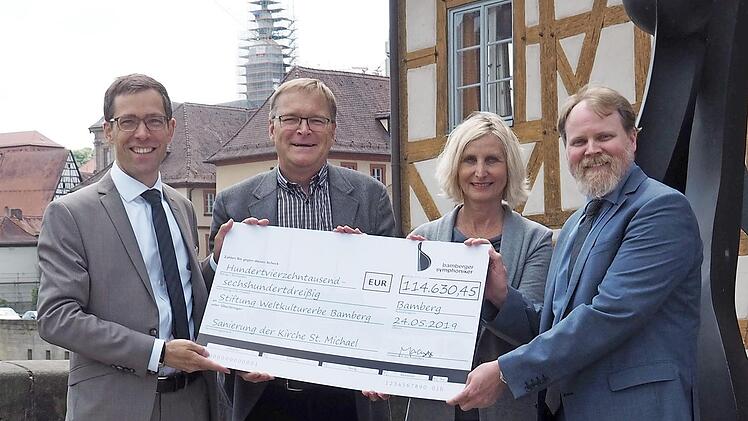 Von links: Symphoniker-Intendant Marcus Rudolf Axt, OB Andreas Starke, Karin Linz (Stiftung Weltkulturerbe Stadt Bamberg) und Ingmar Ermold (Leitung Kämmereiamt Stadt Bamberg) Foto: Stadt
