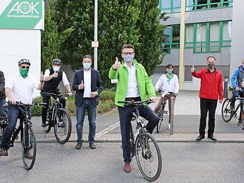 AOK-Direktor Christian Grebner (Mitte) gab den Startschuss für die diesjährige Aktion "Mit dem Rad zur Arbeit".  Foto: Desombre