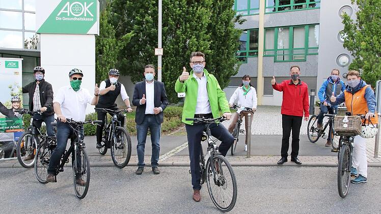AOK-Direktor Christian Grebner (Mitte) gab den Startschuss für die diesjährige Aktion "Mit dem Rad zur Arbeit".  Foto: Desombre