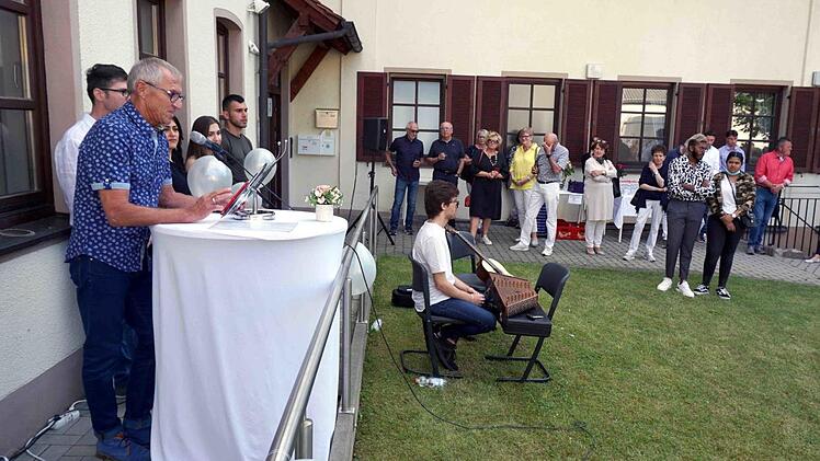 Walter Scheinkönig bei seiner Vorstellung der Künstler