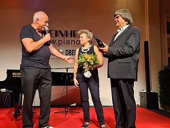 Zum zehnten Mal auf der Piano-Bühne: Dafür gab es Blumen für Eva Hennig und ein Geschenk für den Künstler Axel Zwingenberger.