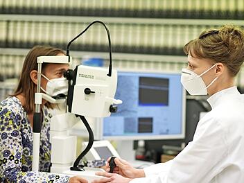 Dr. Bettina Hohberger bei der Untersuchung einer Patientin.