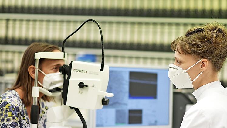 Dr. Bettina Hohberger bei der Untersuchung einer Patientin.