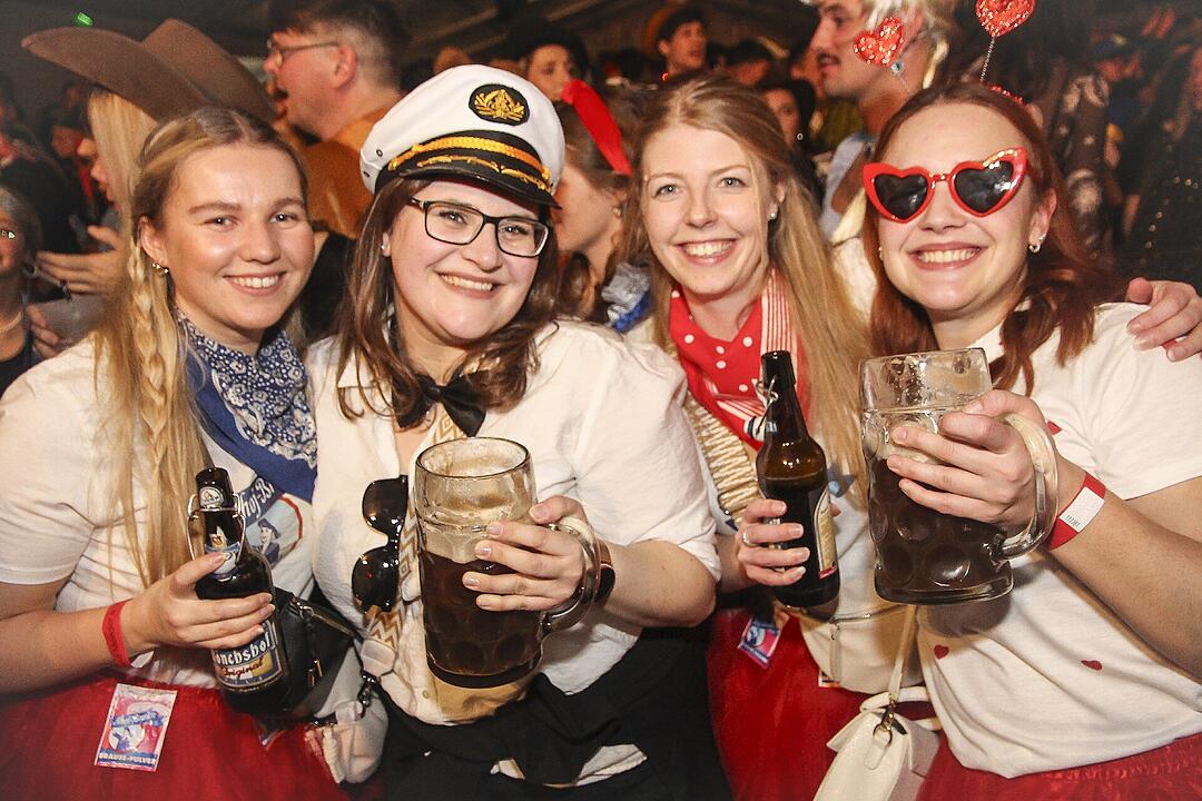 Super Stimmung beim Meeder Zeltfasching 2025!