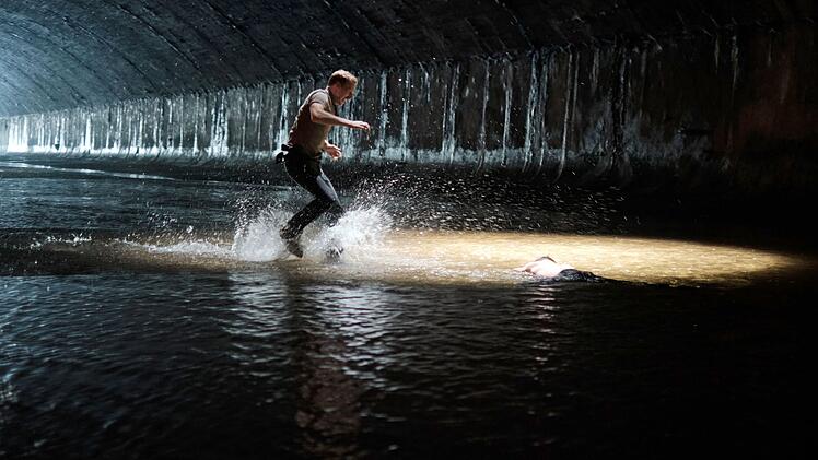 Was ist mit Haller (Philipp Hochmair, im Kanal liegend) geschehen? Niko (Andreas Guenther) eilt seinem Chef zu Hilfe.