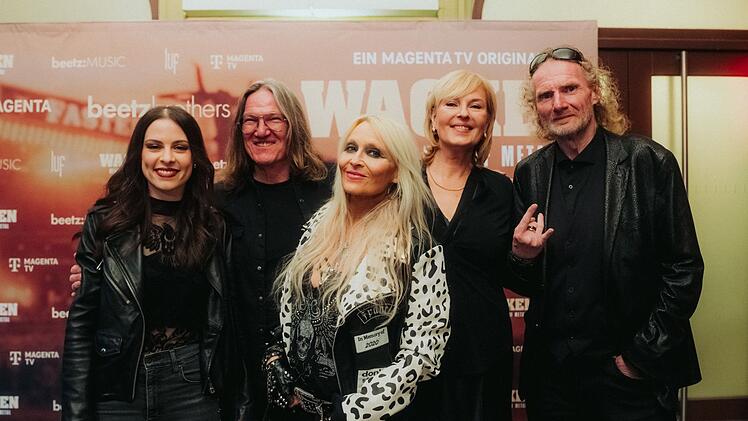 Bei der Filmpremiere in M&uuml;nchen kamen sie alle noch mal zusammen (von links): Jennifer Haben, S&auml;ngerin der Band Beyond the Black, Thomas Jensen, Doro Pesch, Cordula Kablitz-Post und Holger H&uuml;bner.