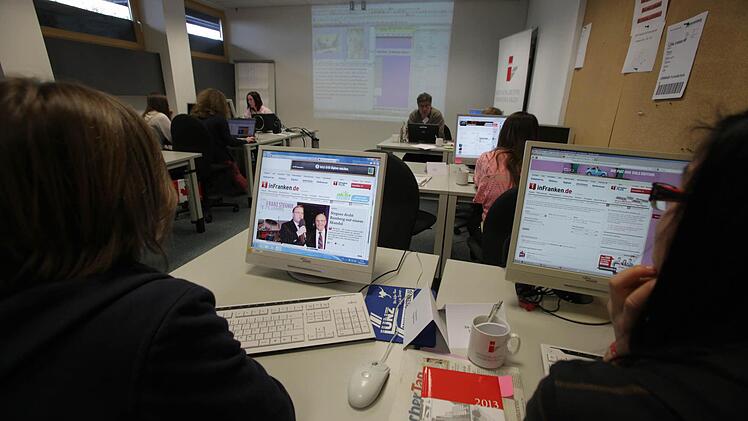 Den Mädels wird die Verknüpfung zwischen Print und Online erklärt. Sie sehen jetzt den online gestellten Artikel auf der Webseite infranken.de. Foto: Barbara Herbst