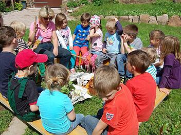 Sowohl die Kinder von Schule und Kindergarten, als auch die Seniorengruppe fühlen sich im neuen Thulbaer Begegnungsgarten wohl.  Fotos: Günther Straub