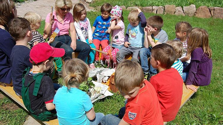 Sowohl die Kinder von Schule und Kindergarten, als auch die Seniorengruppe fühlen sich im neuen Thulbaer Begegnungsgarten wohl.  Fotos: Günther Straub