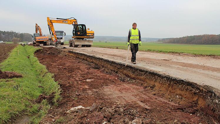 Die Kreisstraße Zentbechhofen-Sambach muss bei Schweinbach kräftig ausgebessert werden. Foto: Andreas Dorsch
