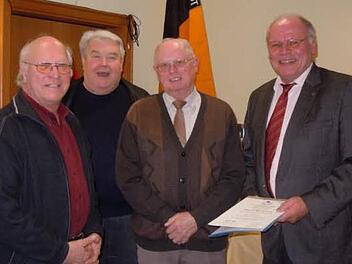 Herbert Wolf und Adolf Heuring sind seit 40 Jahren bei der Kolpingfamilie und wurden dafür geehrt (v.l. Herbert Wolf, P. Winfried Pfeuffer, Adolf Heuring, 1. Vors. Albert Laudensack). Foto: Anneliese Albert
