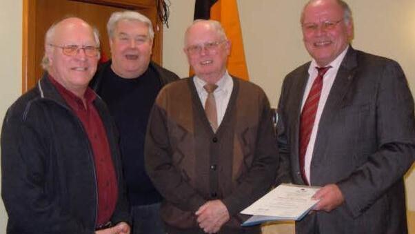 Herbert Wolf und Adolf Heuring sind seit 40 Jahren bei der Kolpingfamilie und wurden dafür geehrt (v.l. Herbert Wolf, P. Winfried Pfeuffer, Adolf Heuring, 1. Vors. Albert Laudensack). Foto: Anneliese Albert