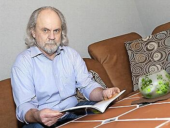 Natürlich arbeitet Heinz Jung gerne an einem Tisch, den er selbst gefertigt hat. Foto: Matthias Hoch