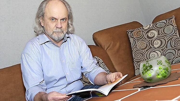 Natürlich arbeitet Heinz Jung gerne an einem Tisch, den er selbst gefertigt hat. Foto: Matthias Hoch