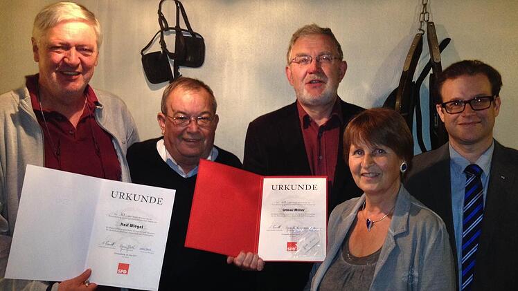Ehrung langjähriger Mitglieder im SPD-Ortsverein: Karl Wiegel, Hans-Dieter Scherpf, Ottmar Miller, Ursula Müller-Ahammer und Norbert Schaub (von links). Auf dem Bild fehlen Georg Frömmichen, Gudrun Lienert und Eva Maria Sweet. Foto: SPD Hammelburg