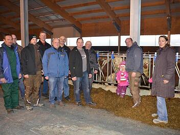 Bei der Besichtigung des Kuhstall-Neubaus in Effelter (von links): Reiner Wittmann, Stefan Redwitz, Michael Heyder, Wolfgang Grebner (alle Vorstandsmitglieder KZG Kronach), Markus Schricker (Zuchtleiter im Rinderzuchtverband Oberfranken), Alfons Schwemmlein (Vorstandsmitglied KZG), Matthias Renner (Vorsitzender KZG), Ewald Appel, Marcus Appel (Tochter Ina) und Bianca Appel Foto: Karl-Heimz Hofmann