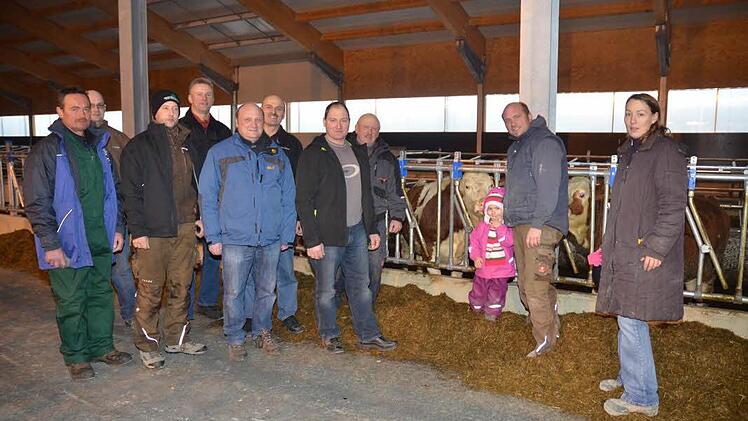 Bei der Besichtigung des Kuhstall-Neubaus in Effelter (von links): Reiner Wittmann, Stefan Redwitz, Michael Heyder, Wolfgang Grebner (alle Vorstandsmitglieder KZG Kronach), Markus Schricker (Zuchtleiter im Rinderzuchtverband Oberfranken), Alfons Schwemmlein (Vorstandsmitglied KZG), Matthias Renner (Vorsitzender KZG), Ewald Appel, Marcus Appel (Tochter Ina) und Bianca Appel Foto: Karl-Heimz Hofmann