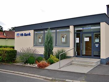 Nur fünf Kunden pro Stunde und jede Menge Leerlauf: Auch die VR-Bank-Geschäftsstelle in Arnshausen wird bis Jahresende geschlossen.   Foto: Sigismund von Dobschütz