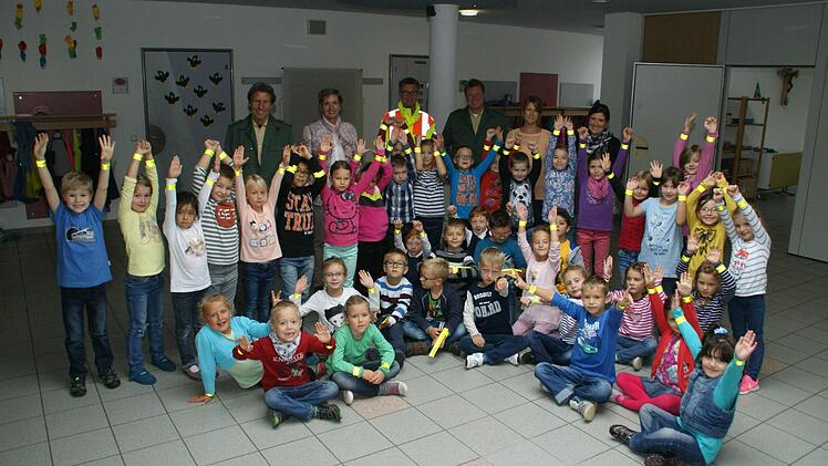Die Klassen 1c und 1d der Grundschule Haßfurt waren gestern mit die Ersten, die von der Kreisverkehrswacht mit reflektierenden Klickbändern ausgestattet wurden. Foto: Günther Geiling
