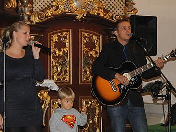 Auch der Sohn von Hannes und Nicole durfte bei einem Lied den Takt angeben.  Foto: Janina Reuter